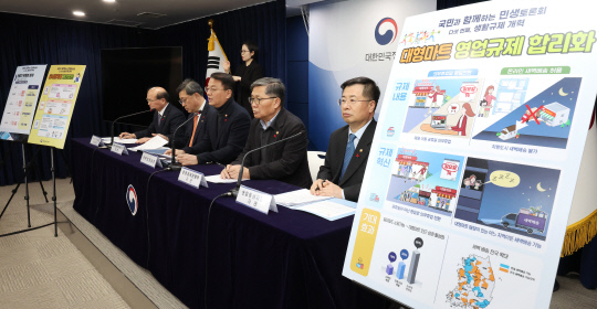 방기선 국무조정실장이 22일 오후 정부서울청사에서 열린 국민과 함께하는 민생토론회, 생활규제 부문에서 대형마트 영업규제 합리화, 단말기 유통법 폐지, 도서정가제 개선방향 등의 세부 내용을 브리핑하고 있다. 이상인(왼쪽부터) 방송통신위원회 부위원장, 박윤규 과학기술정보통신부 2차관, 방기선 국무조정실장, 전병극 문화체육관광부 1차관, 강경성 산업통상자원부 1차관. 연합뉴스